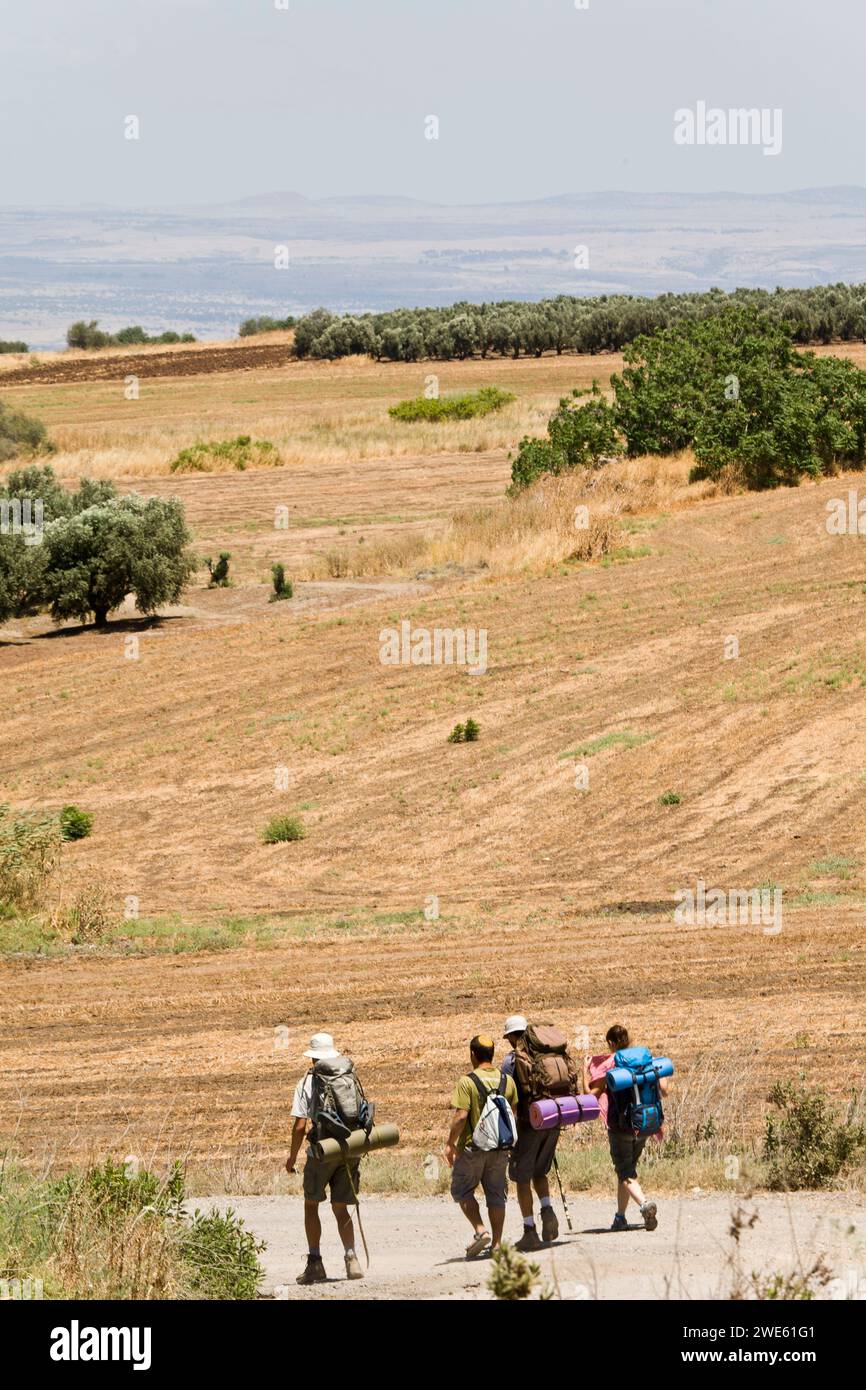 Pilger zu Fuß auf den Weg zu Jesus Trail in der Nähe von Mount Arbel, Kapernaum, Galiläa, Israel Stockfoto