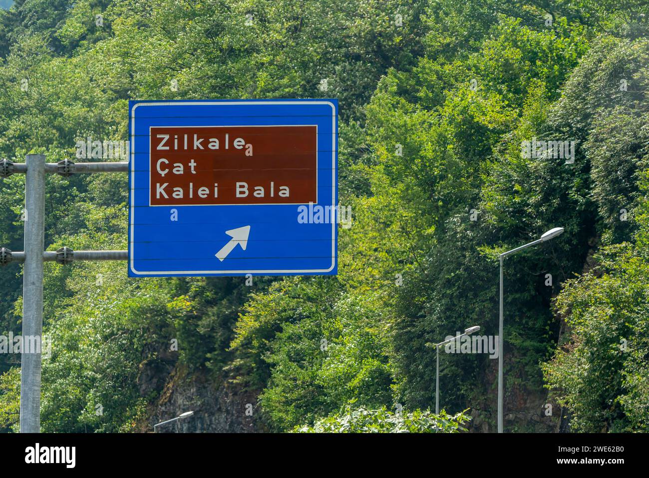 Straßenschild Rize City. Verkehrszeichen. Straßenschild in Zilkale. Stockfoto