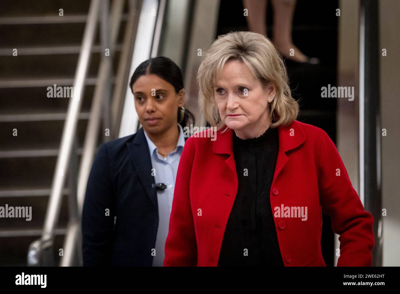 Die US-Senatorin Cindy Hyde-Smith (Republikanerin von Mississippi) geht mit ihrem Sicherheitsbeamten durch die U-Bahn des Senats während einer Abstimmung im US-Kapitol in Washington, DC am Dienstag, den 23. Januar 2024. Quelle: Rod Lamkey/CNP/MediaPunch Stockfoto