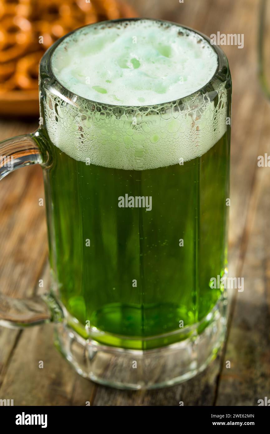 Erfrischendes Green St Patricks Day Bier in einer Tasse Stockfoto