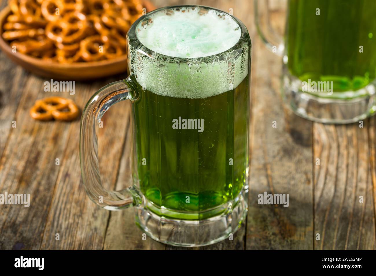 Erfrischendes Green St Patricks Day Bier in einer Tasse Stockfoto