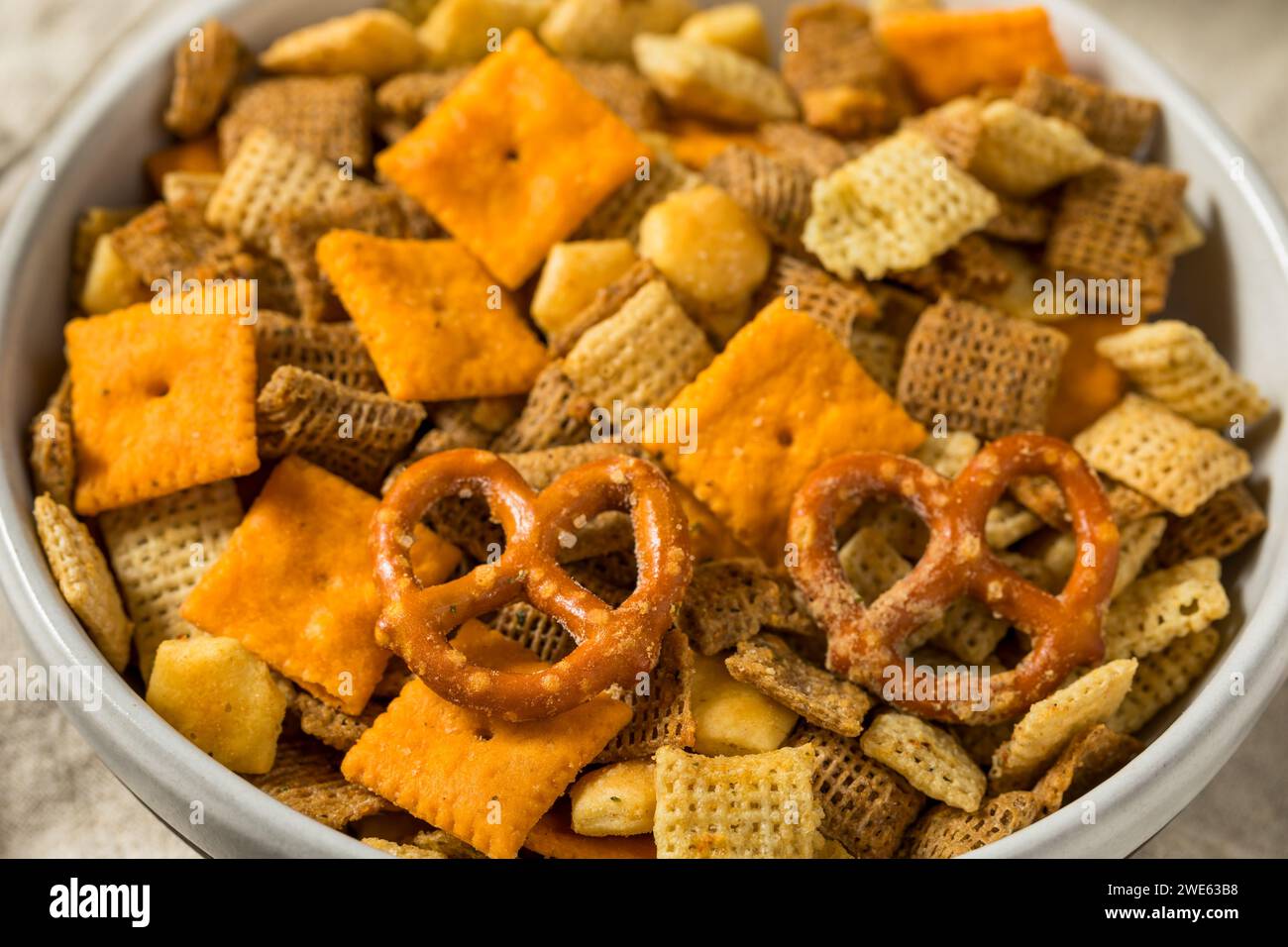 Hausgemachte Cracker-Snack-Mischung mit Brezeln und Müsli Stockfoto