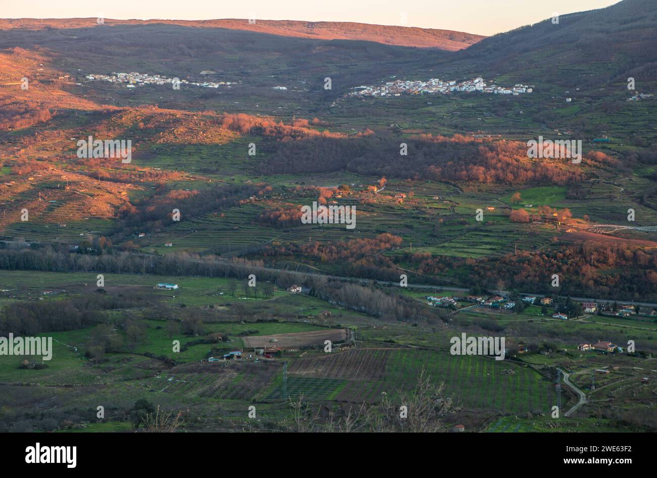Blick auf die Dörfer Casas del Castanar und Cabrero vom Aussichtspunkt Mirador de la Memoria. El Torno, Caceres, Spanien Stockfoto