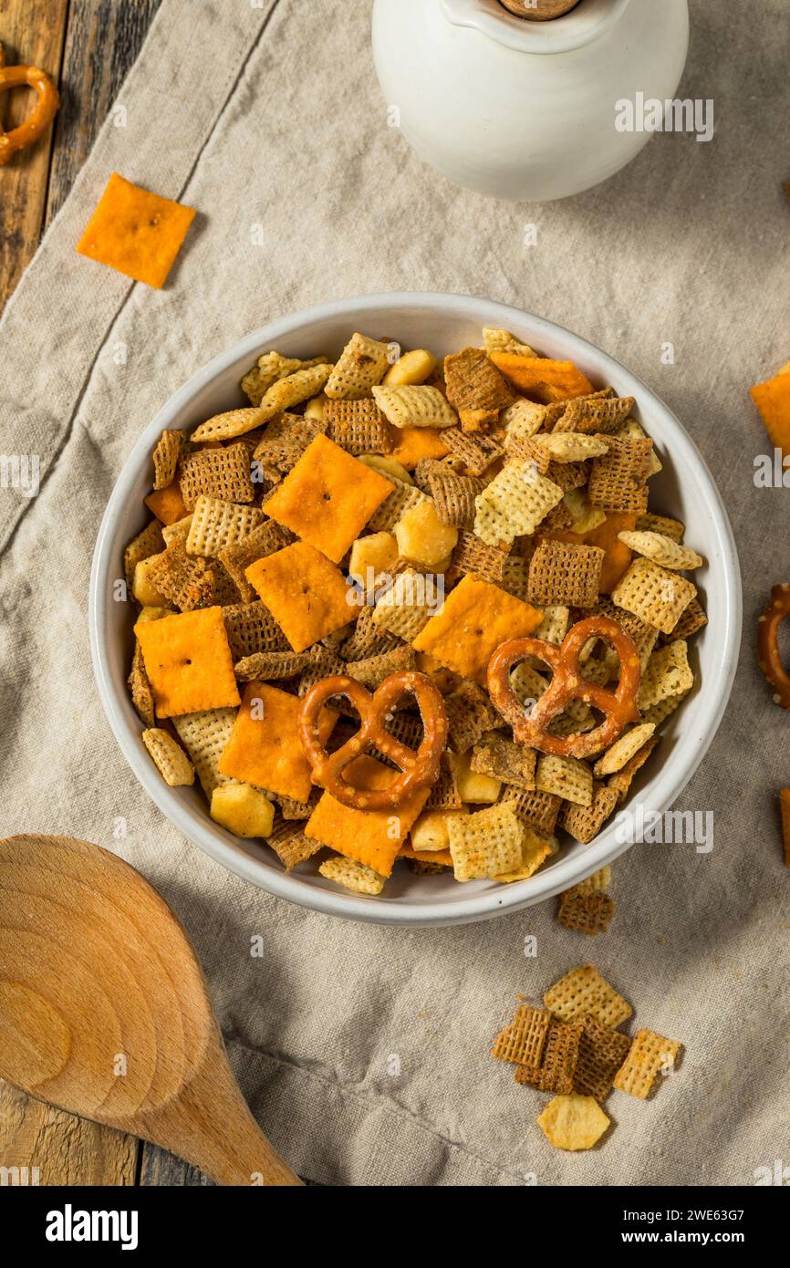 Hausgemachte Cracker-Snack-Mischung mit Brezeln und Müsli Stockfoto