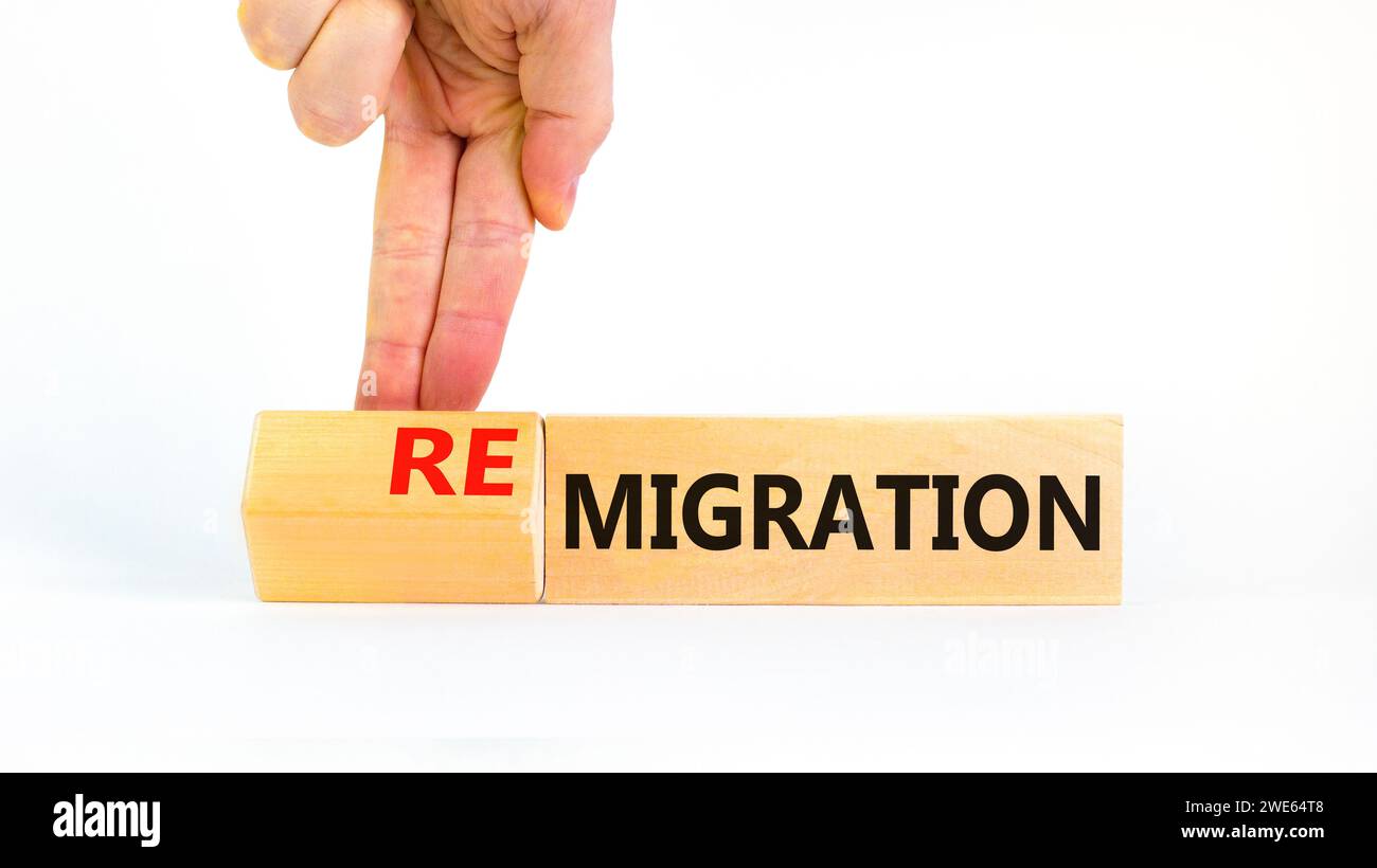 Symbol für Migration oder Remigration. Konzeptwort Migration Remigration auf schönen Holzwürfeln. Schöner weißer Hintergrund. Geschäftsmann Hand. Unternehmen Stockfoto