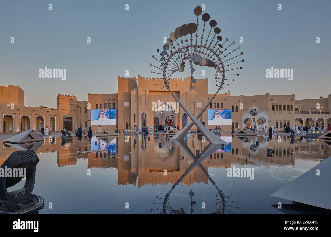 Katara Kulturdorf in Doha, Katar während des AFC Asian Cup 2023 Nachmittagsaufnahme mit Brunnen, großen Außenwänden mit Einheimischen und Besuchern Stockfoto