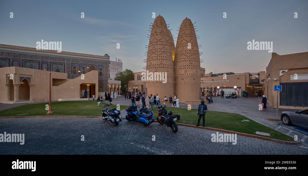 Katara Pigeon Towers und Katara Moschee im Kulturdorf Katara, Doha, Katar, Tageslichtblick mit Einheimischen und Besuchern Stockfoto
