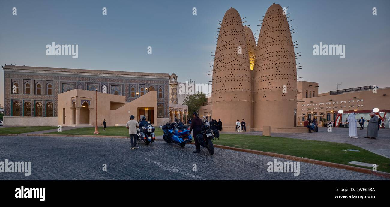 Katara Pigeon Towers und Katara Moschee im Kulturdorf Katara, Doha, Katar, Tageslichtblick mit Einheimischen und Besuchern Stockfoto