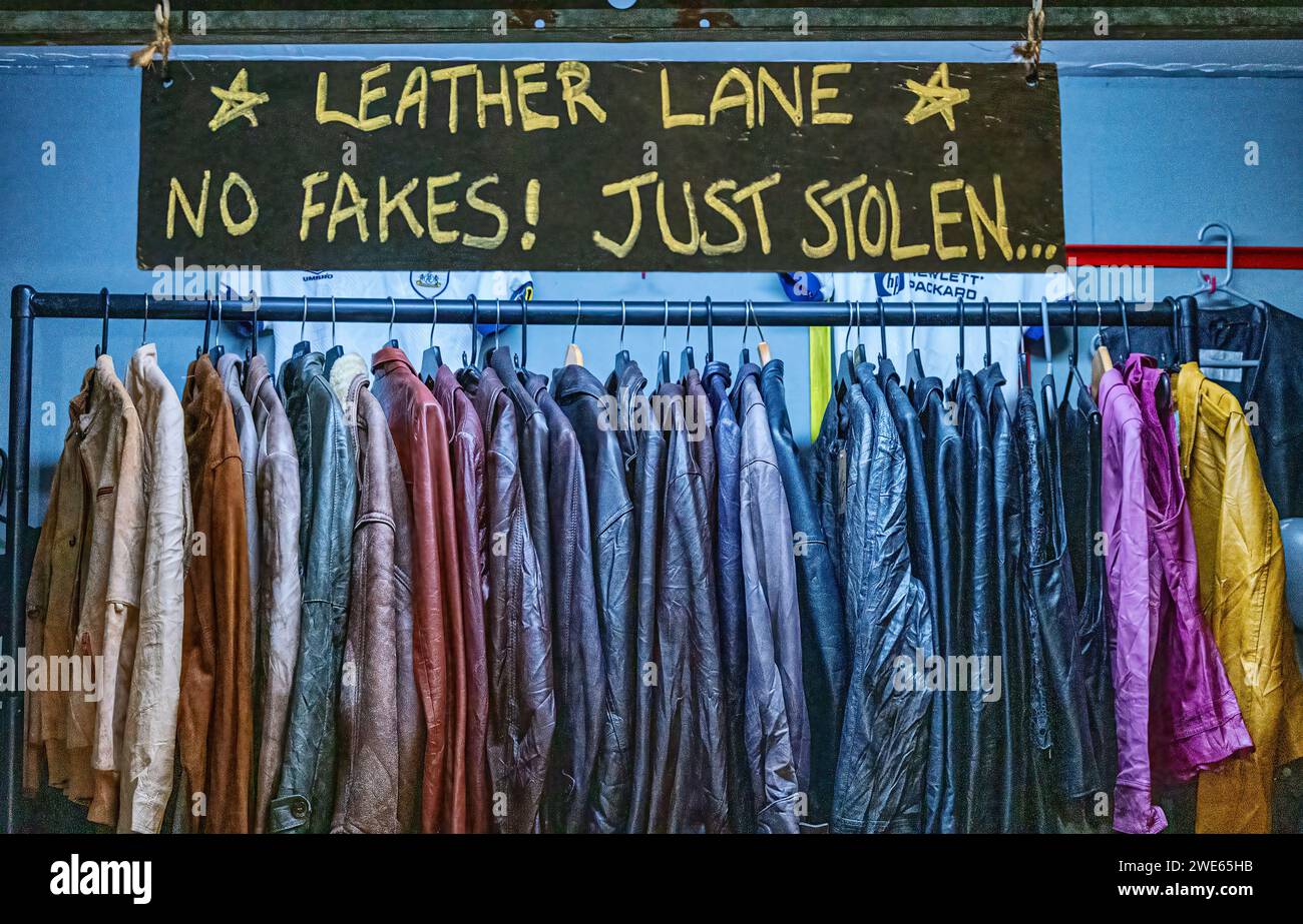 Lustiges Schild in der Marktbude, das Ledermäntel und Jacken verkauft. Keine Fälschungen, nur gestohlen! Stockfoto