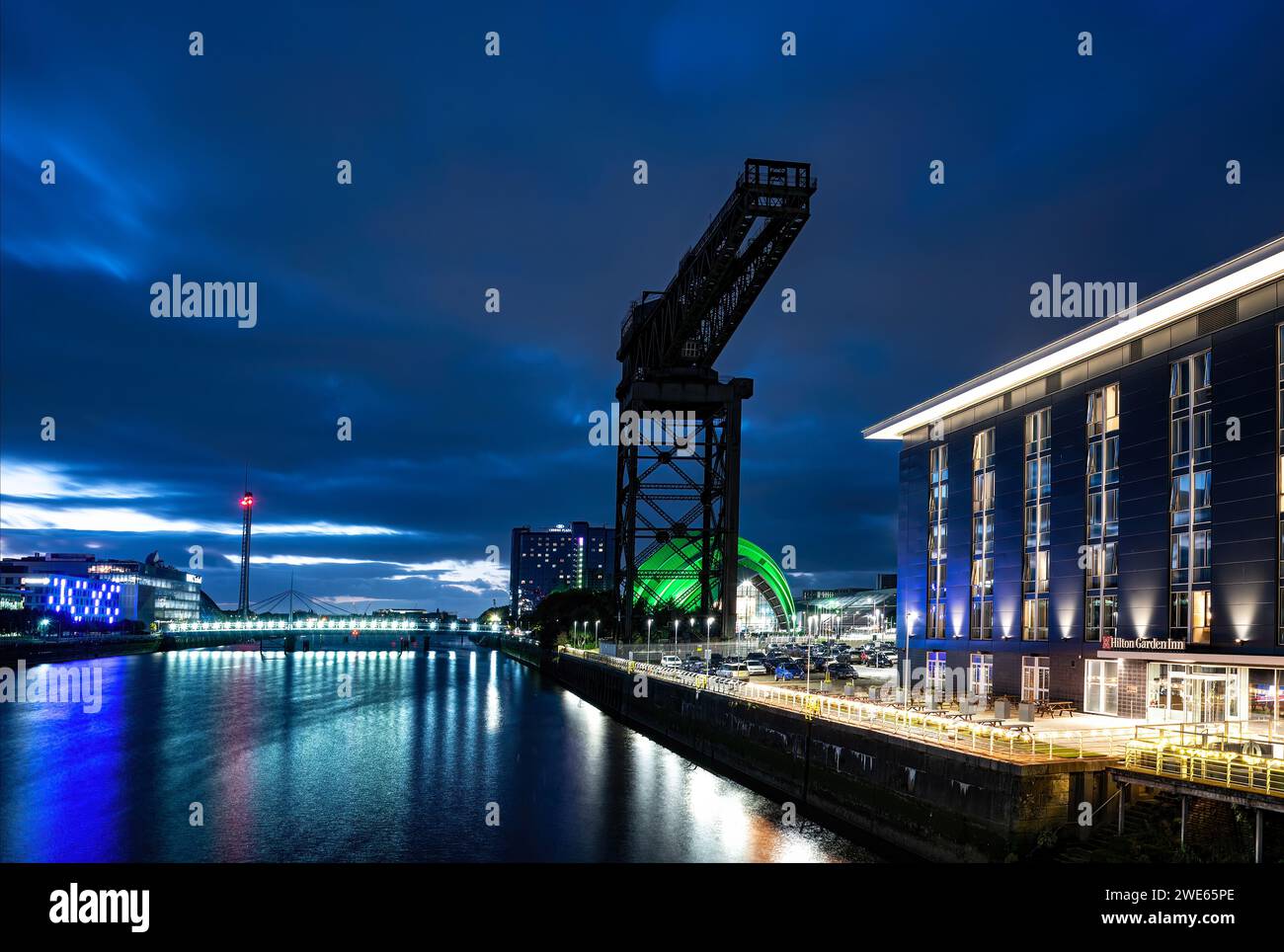 Blick über den Fluss Clyde, Glasgow, bei Dämmerung zeigt Finnieston Crane, Hotels usw. Stockfoto