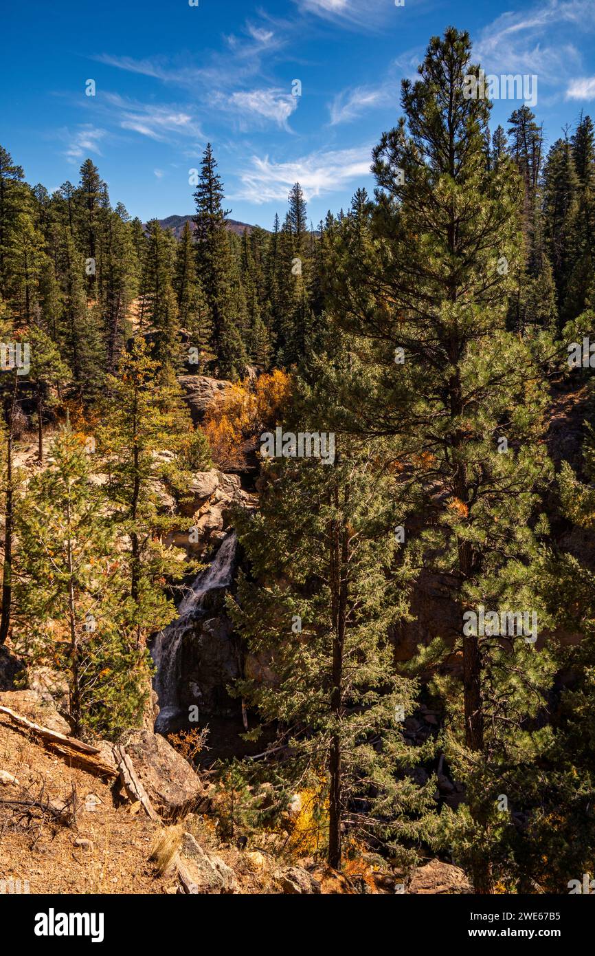 Wunderschöne Jemez Falls im Santa Fe National Forest von New Mexico. Stockfoto