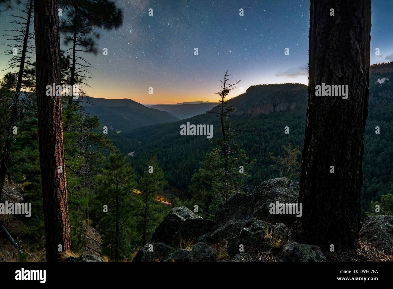 Sterne und Sonnenuntergang vom San Diego Canyon Overlook in New Mexico, Santa Fe National Forest. Stockfoto