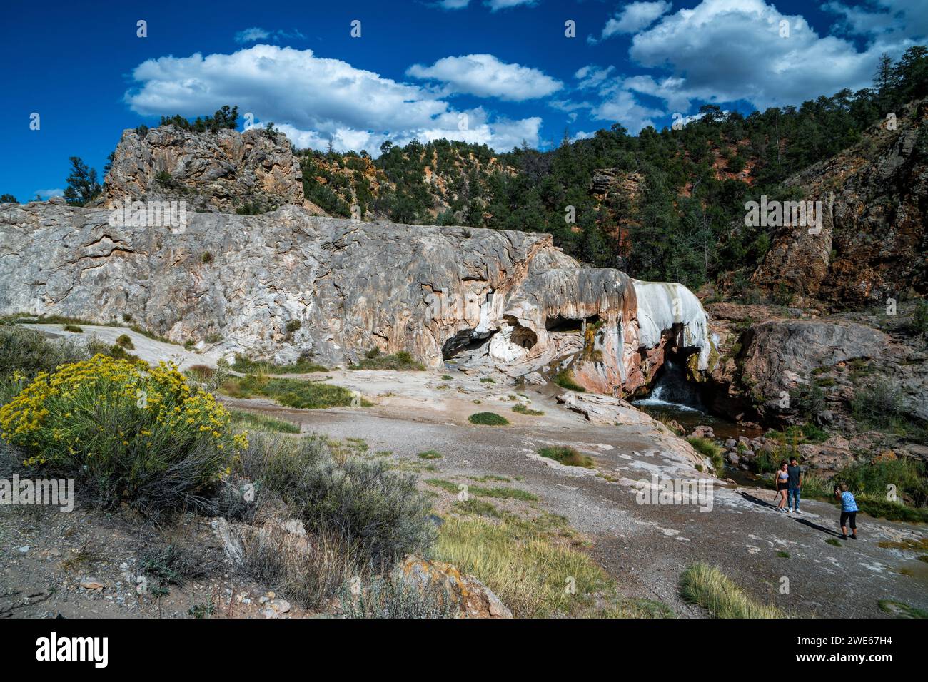 Touristen haben Fotos unter dem Soda Dam nördlich des Dorfes Jemez Springs., New Mexico, gemacht. Stockfoto