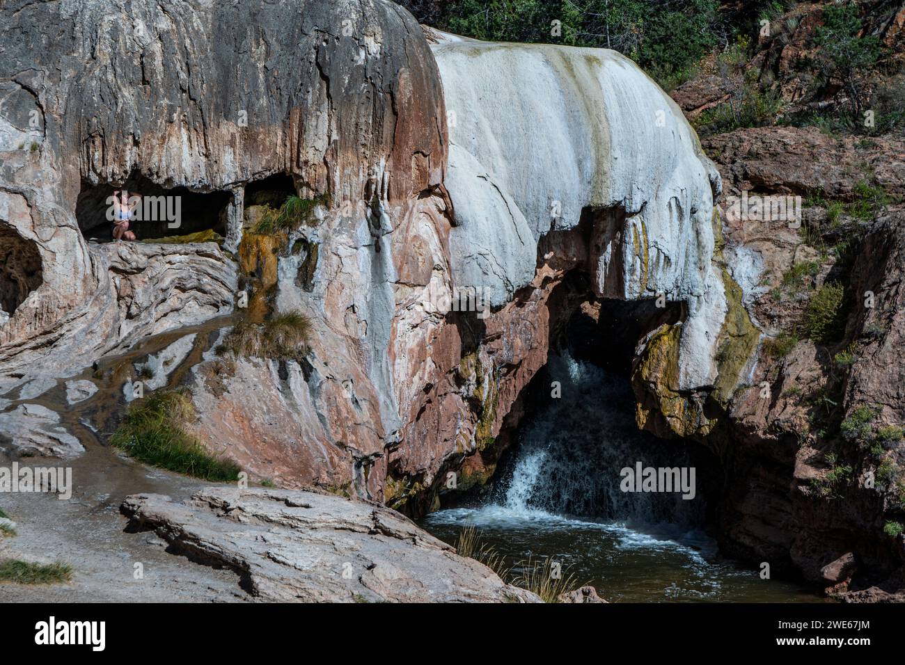 Der Tourist hat Fotos unter dem Soda Dam nördlich des Dorfes Jemez Springs., New Mexico, gemacht. Stockfoto