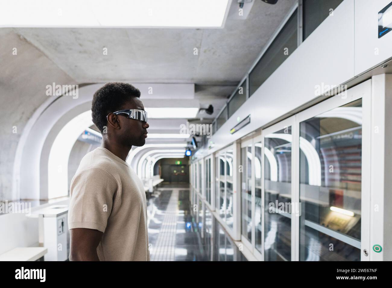 Mann mit futuristischer Brille, der an der U-Bahn-Station steht Stockfoto