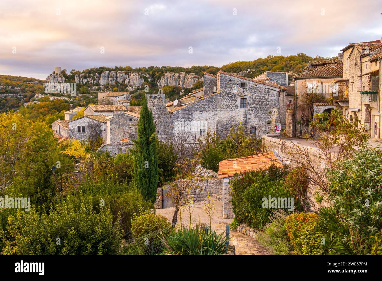 Blick über die Dächer des Dorfes Balazuc, anerkanntes historisches Erbe und Mitglied des Vereins Les Plus Beaux Villages de France. Vertica Stockfoto