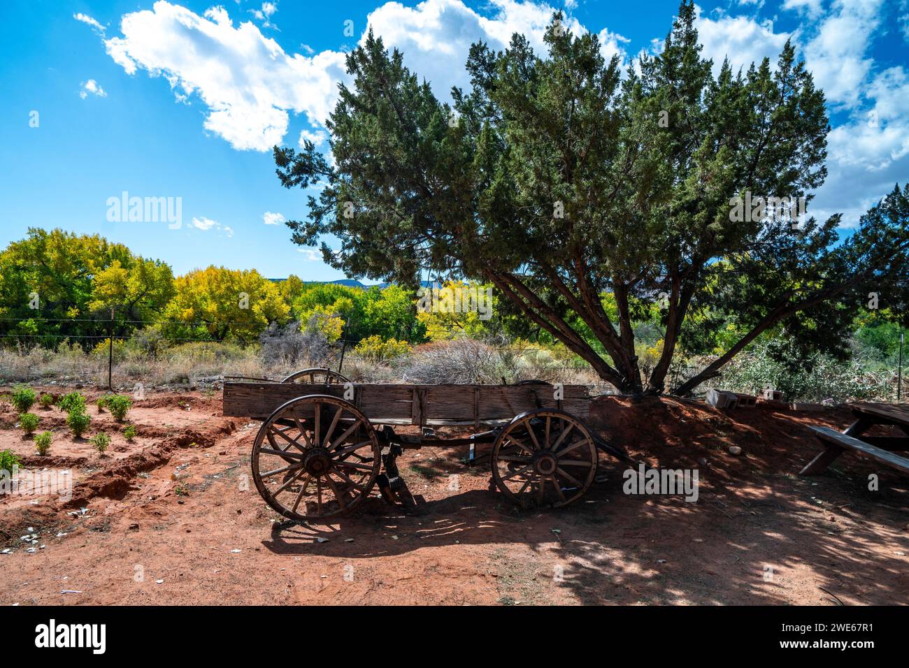 Ein alter Bauernwagen ist eine der vielen Ausstellungen im Jemez Pueblo's Walatowa Visitor Center, 40 Meilen nordwestlich von Albuquerque, New Mexico. Stockfoto