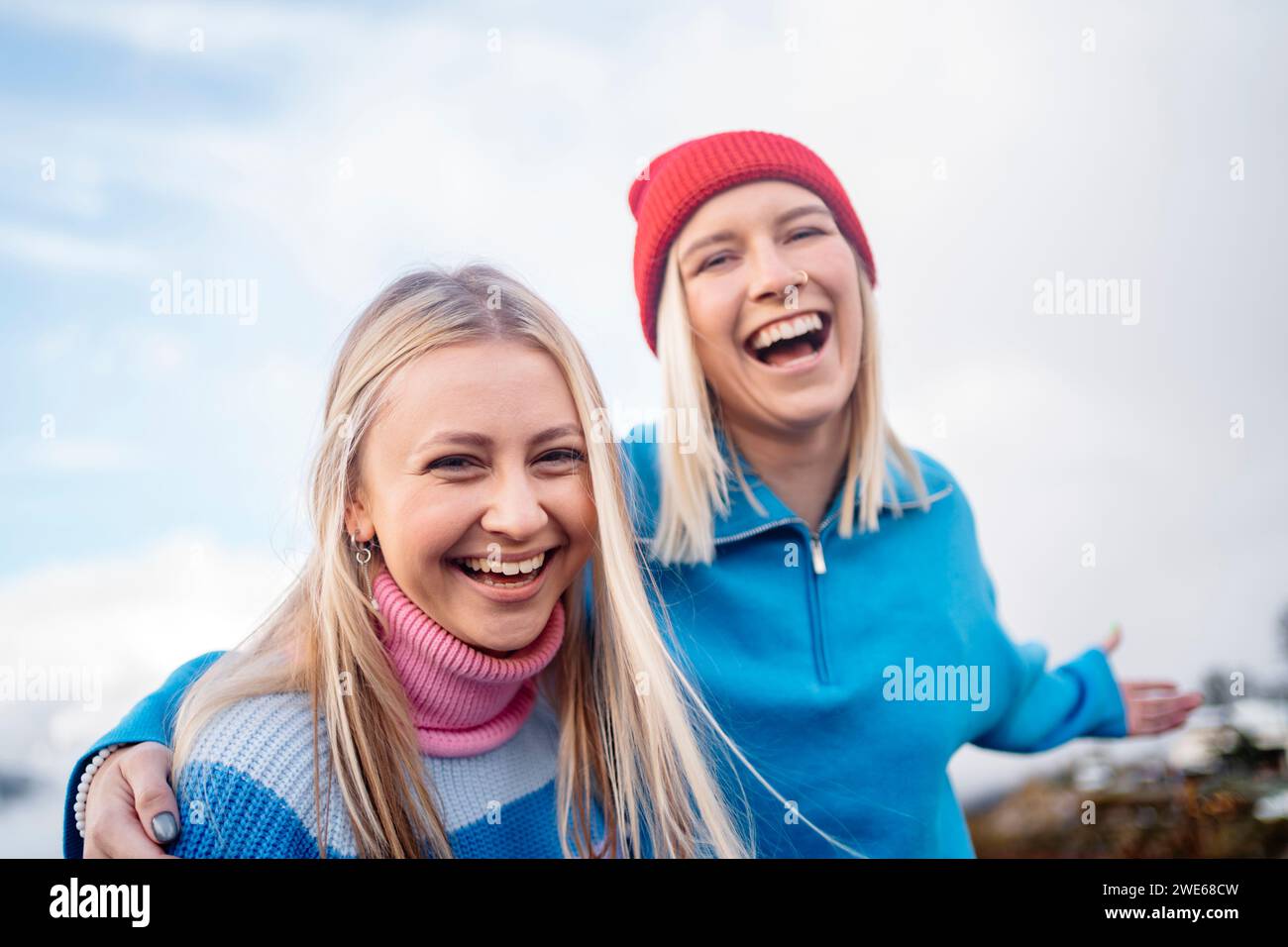 Lächelnde Freunde genießen im Winter unter dem Himmel Stockfoto