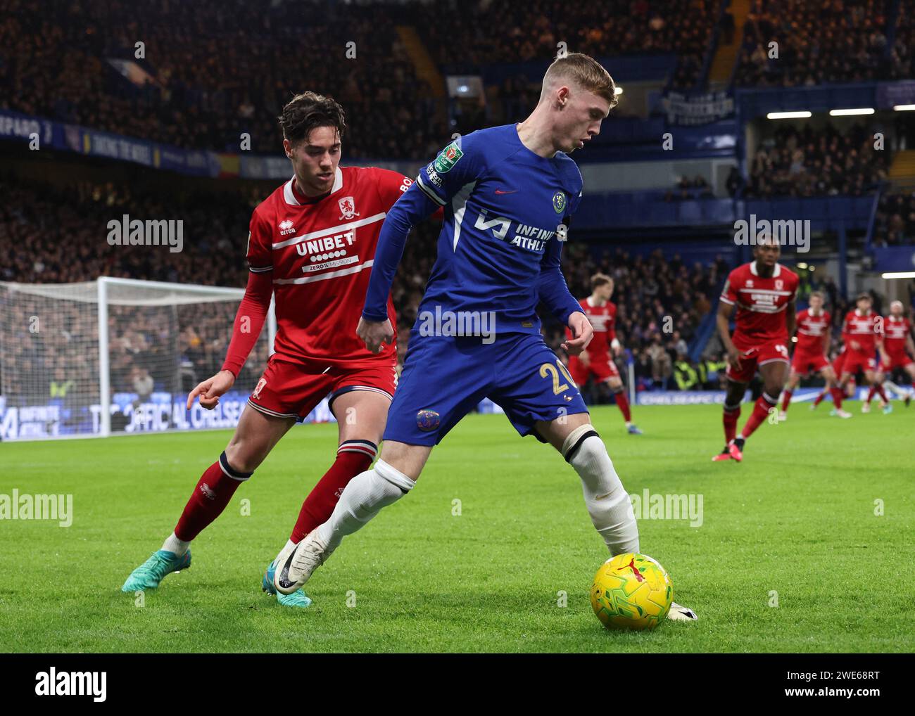 London, Großbritannien. Januar 2024. Hayden Hackney von Middlesbrough verfolgt Cole Palmer aus Chelsea während des Carabao Cup Matches in Stamford Bridge, London. Der Bildnachweis sollte lauten: David Klein/Sportimage Credit: Sportimage Ltd/Alamy Live News Stockfoto