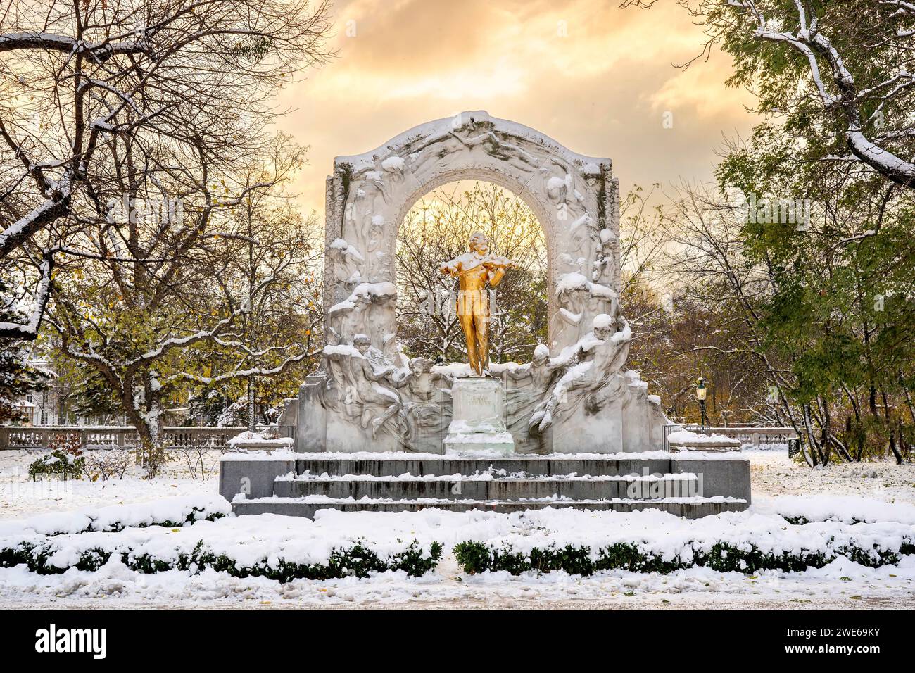 Österreich, Wien, Statue von Johann Strauss II im Stadtpark im Winter Stockfoto