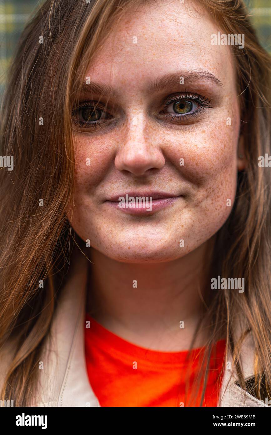 Lächelnde junge Frau mit langen Haaren Stockfoto