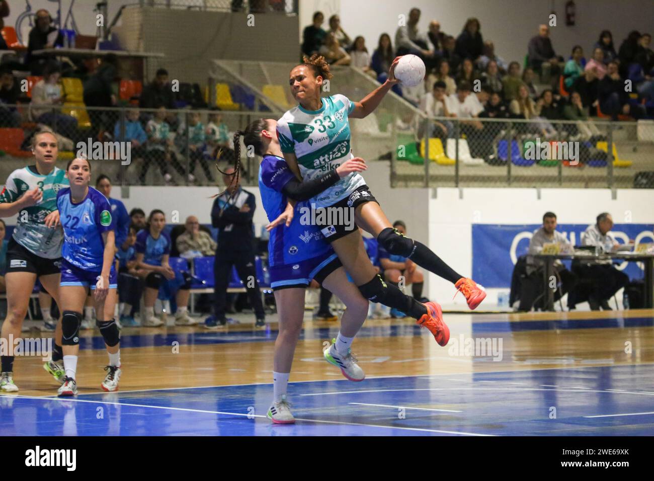 Oviedo, Spanien, 23. Januar 2024: Der Atticgo BM-Spieler. Elchhe, Alexandra do Nascimiento (33) versucht in der zweiten Phase des XLV Copa de S.M. auf das Tor zu schießen. Elche, am 23. Januar 2024 im Florida Arena Municipal Sports Center in Oviedo, Spanien. Quelle: Alberto Brevers / Alamy Live News. Stockfoto