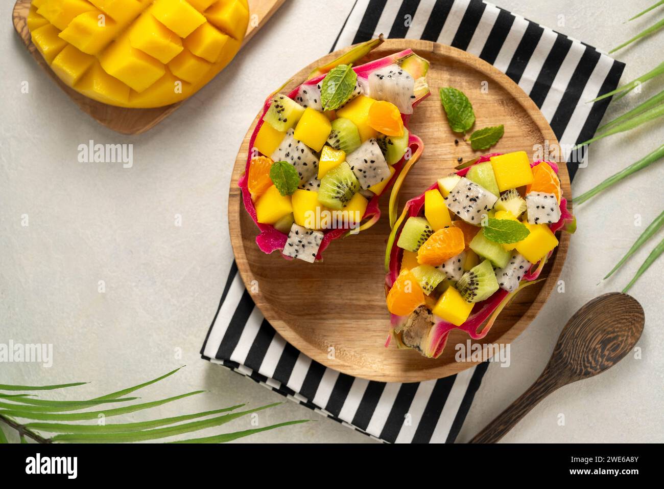 Exotischer fruchtsalat -Fotos und -Bildmaterial in hoher Auflösung – Alamy