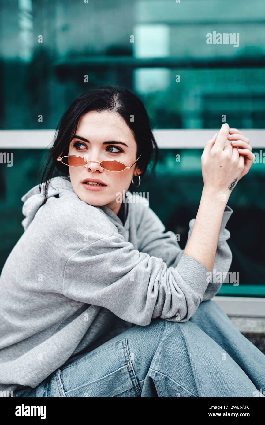 Modische Frau mit Retro-Sonnenbrille Stockfoto