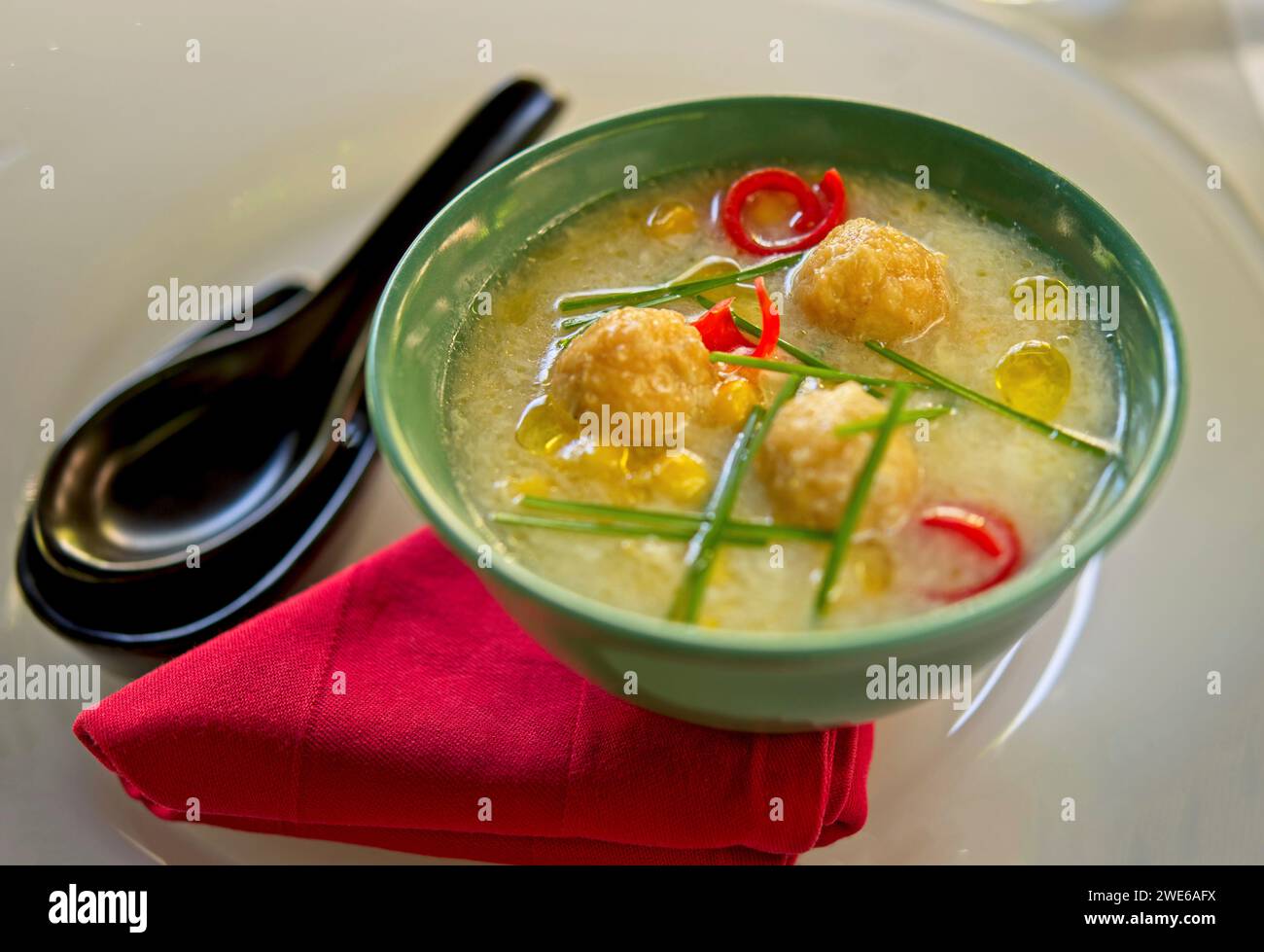Kantonesische Maissuppe mit Krabbenbällchen Stockfoto