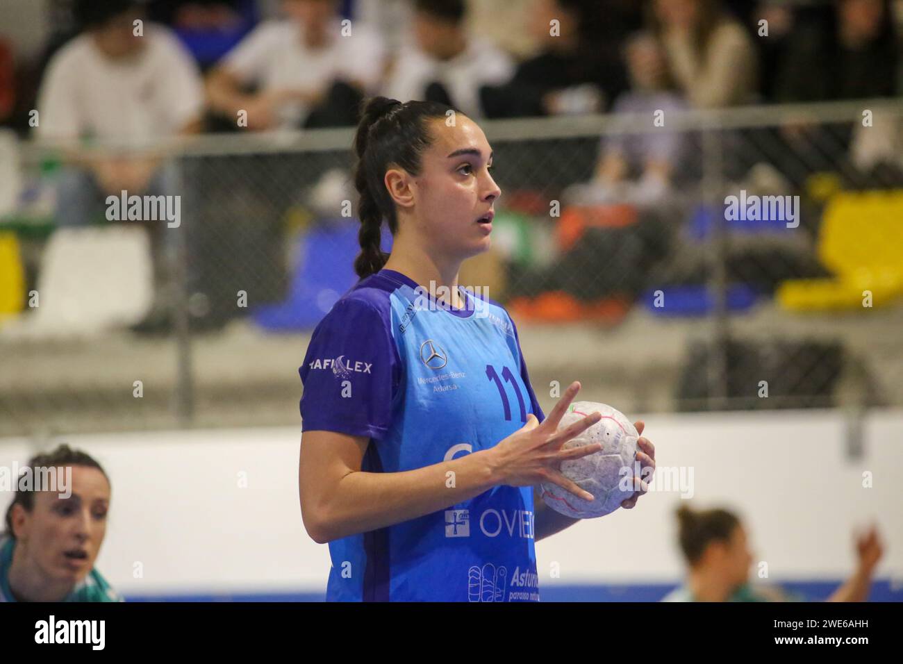 Oviedo, Spanien, 23. Januar 2024: Lobas Global ATAC Oviedo-Spielerin Elena Martinez (11) bereitet sich darauf vor, während der zweiten Phase der XLV Copa de S.M. einen sieben Meter langen Werft zu werfen. Elche, am 23. Januar 2024 im Florida Arena Municipal Sports Center in Oviedo, Spanien. Quelle: Alberto Brevers / Alamy Live News. Stockfoto