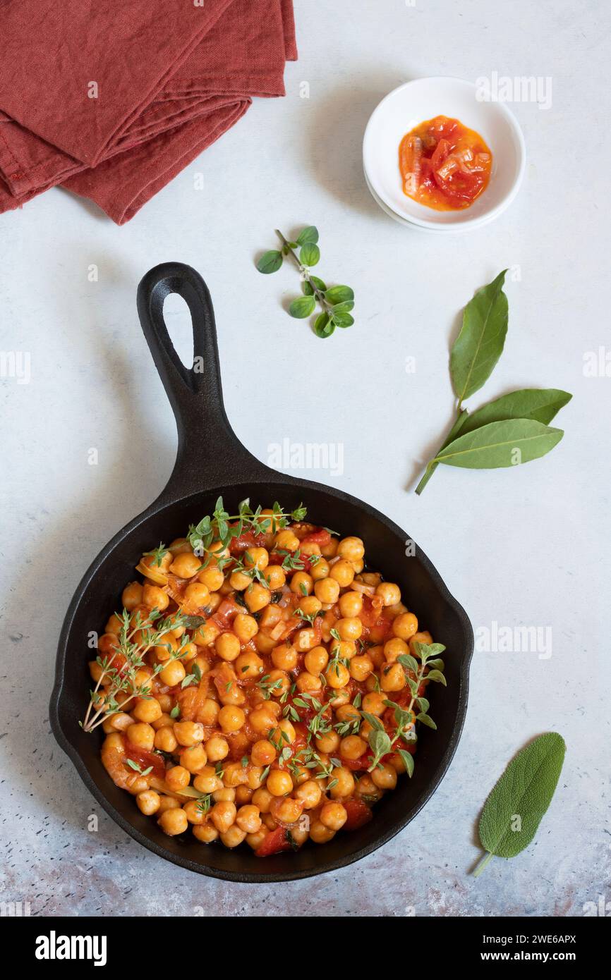 Kichererbsen mit Tomaten, Zwiebeln und Paprika Stockfoto