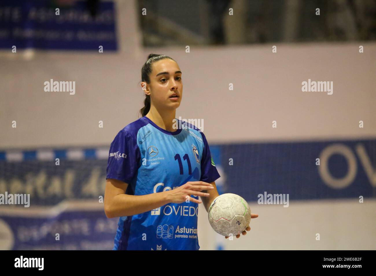 Oviedo, Spanien, 23. Januar 2024: Die Spielerin von Lobas Global ATAC Oviedo, Elena Martinez (11) mit dem Ball während der zweiten Phase der XLV Copa de S.M. die Königin tritt in Lobas Global ATAC Oviedo und Atticgo BM ein. Elche, am 23. Januar 2024 im Florida Arena Municipal Sports Center in Oviedo, Spanien. Quelle: Alberto Brevers / Alamy Live News. Stockfoto
