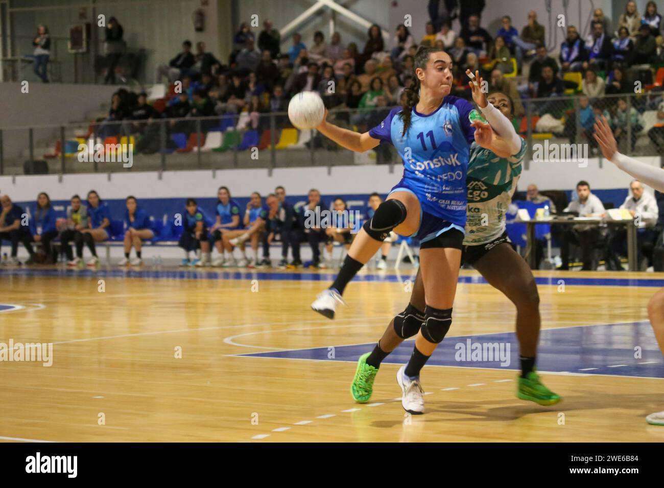 Oviedo, Spanien, 23. Januar 2024: Lobas Global ATAC Oviedo-Spielerin Elena Martinez (11) schießt in der zweiten Phase der XLV Copa de S.M. die Königin tritt in Lobas Global ATAC Oviedo und Atticgo BM ein. Elche, am 23. Januar 2024 im Florida Arena Municipal Sports Center in Oviedo, Spanien. Quelle: Alberto Brevers / Alamy Live News. Stockfoto