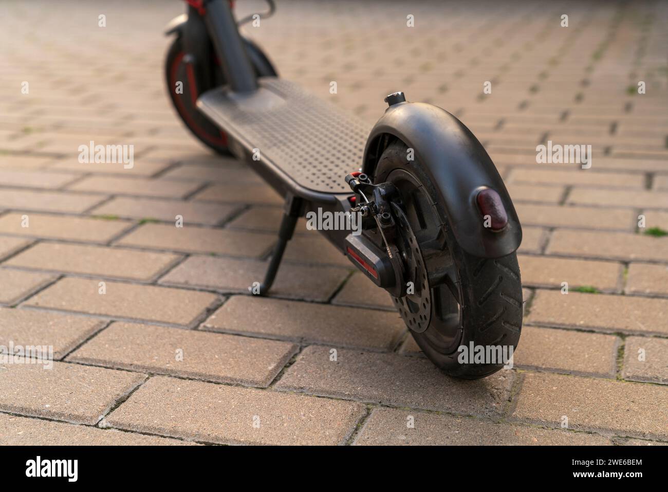 Elektrischer Roller auf dem Fußweg geparkt Stockfoto