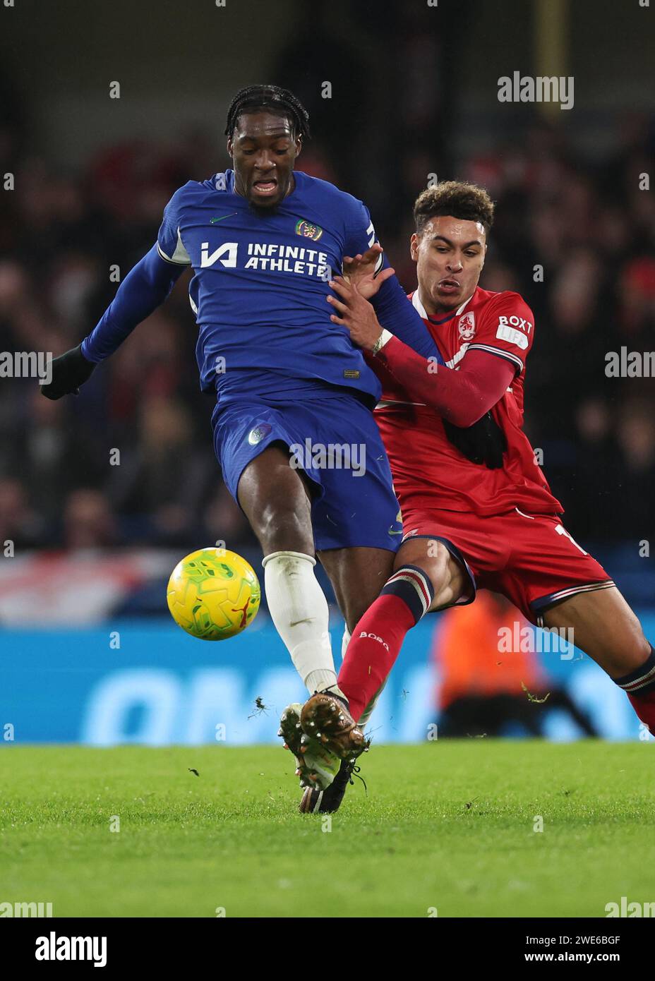 London, Großbritannien. Januar 2024. Axel Disasi aus Chelsea und Morgan Rogers aus Middlesbrough während des Carabao Cup-Spiels in Stamford Bridge, London. Der Bildnachweis sollte lauten: David Klein/Sportimage Credit: Sportimage Ltd/Alamy Live News Stockfoto