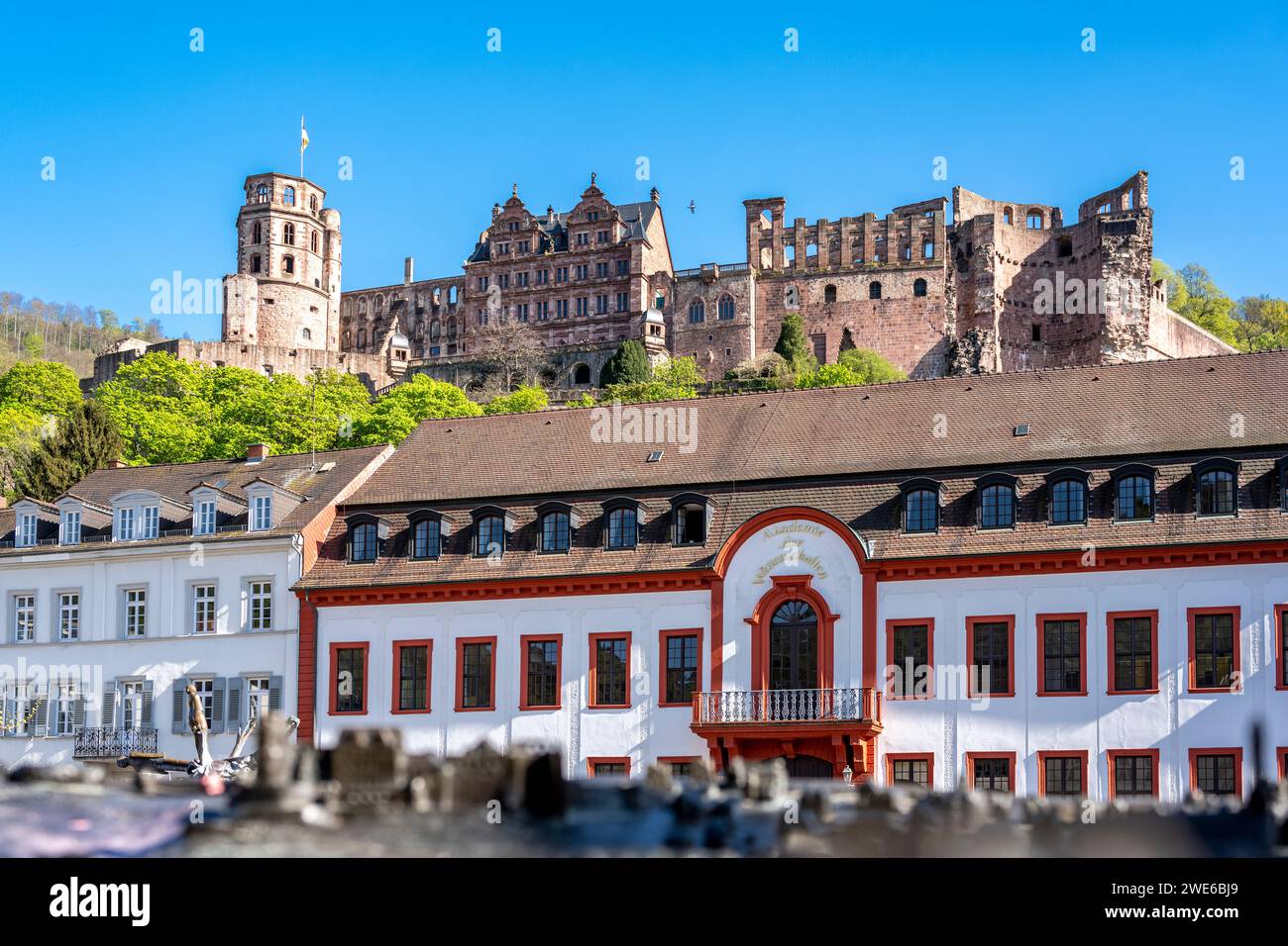 Deutschland, Baden-Württemberg, Heidelberg, Altstadthäuser auf dem Karlsplatz mit Ruinen des Heidelberger Schlosses im Hintergrund Stockfoto