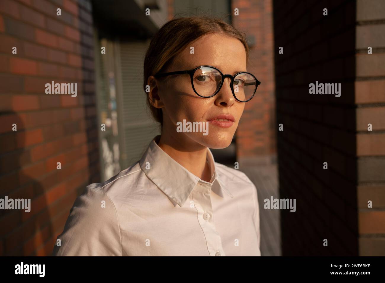 Geschäftsfrau in formalwear mit Brille Stockfoto