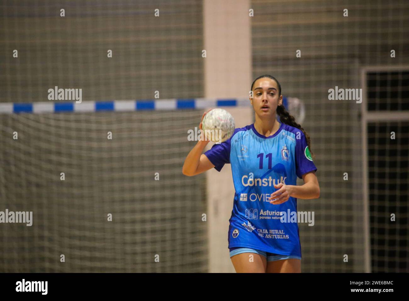 Oviedo, Spanien, 23. Januar 2024: Die Spielerin von Lobas Global ATAC Oviedo, Elena Martinez (11) mit dem Ball während der zweiten Phase der XLV Copa de S.M. die Königin tritt in Lobas Global ATAC Oviedo und Atticgo BM ein. Elche, am 23. Januar 2024 im Florida Arena Municipal Sports Center in Oviedo, Spanien. Quelle: Alberto Brevers / Alamy Live News. Stockfoto