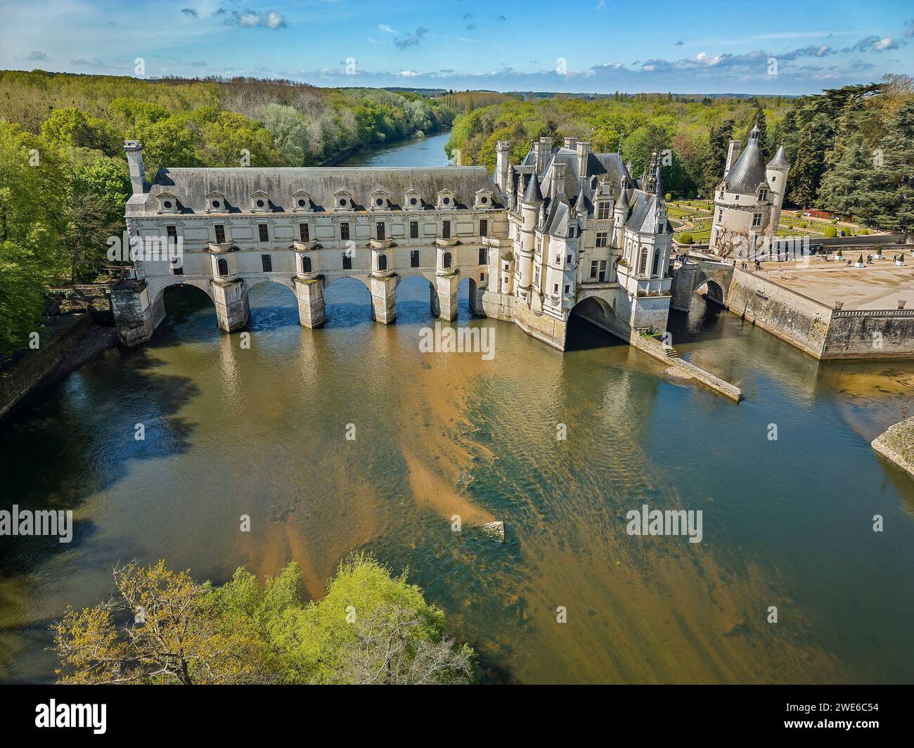 Frankreich, Centre-Val de Loire, Chenonceaux, Blick aus der Vogelperspektive auf Schloss Chateau de Chenonceau im Sommer Stockfoto