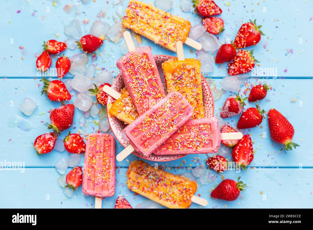 Studio-Aufnahme mit hausgemachtem Eis mit Erdbeeren- und Aprikosengeschmack Stockfoto
