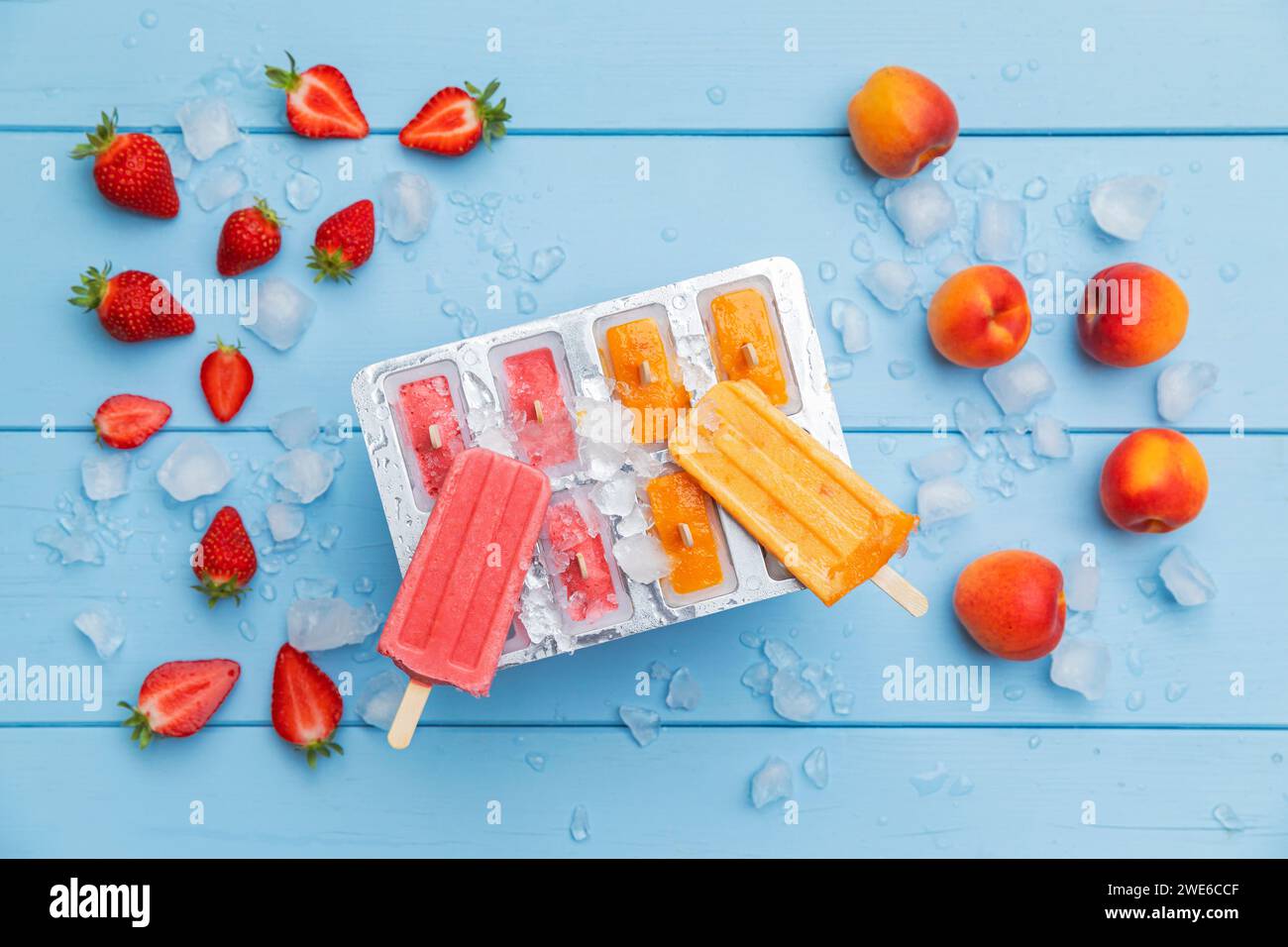 Studio-Aufnahme mit hausgemachtem Eis mit Erdbeeren- und Aprikosengeschmack Stockfoto