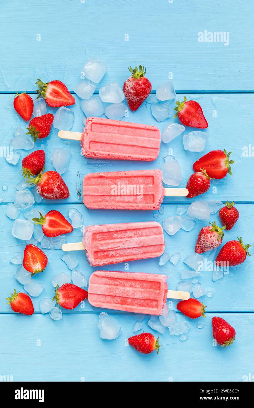 Studio-Aufnahme von hausgemachtem Eis mit Erdbeergeschmack Stockfoto