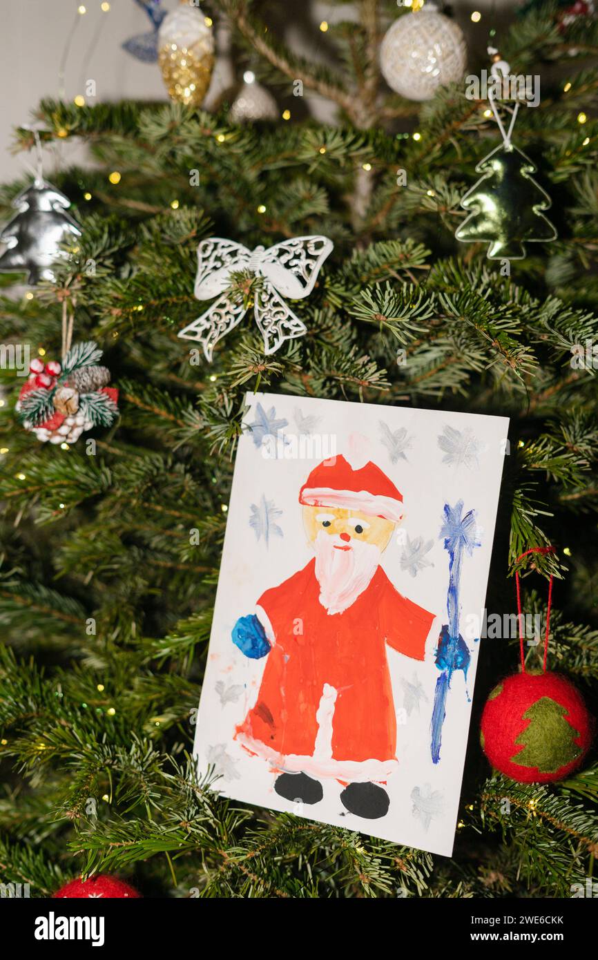 Weihnachtsmann-Gemälde hängt zu Hause am Weihnachtsbaum Stockfoto