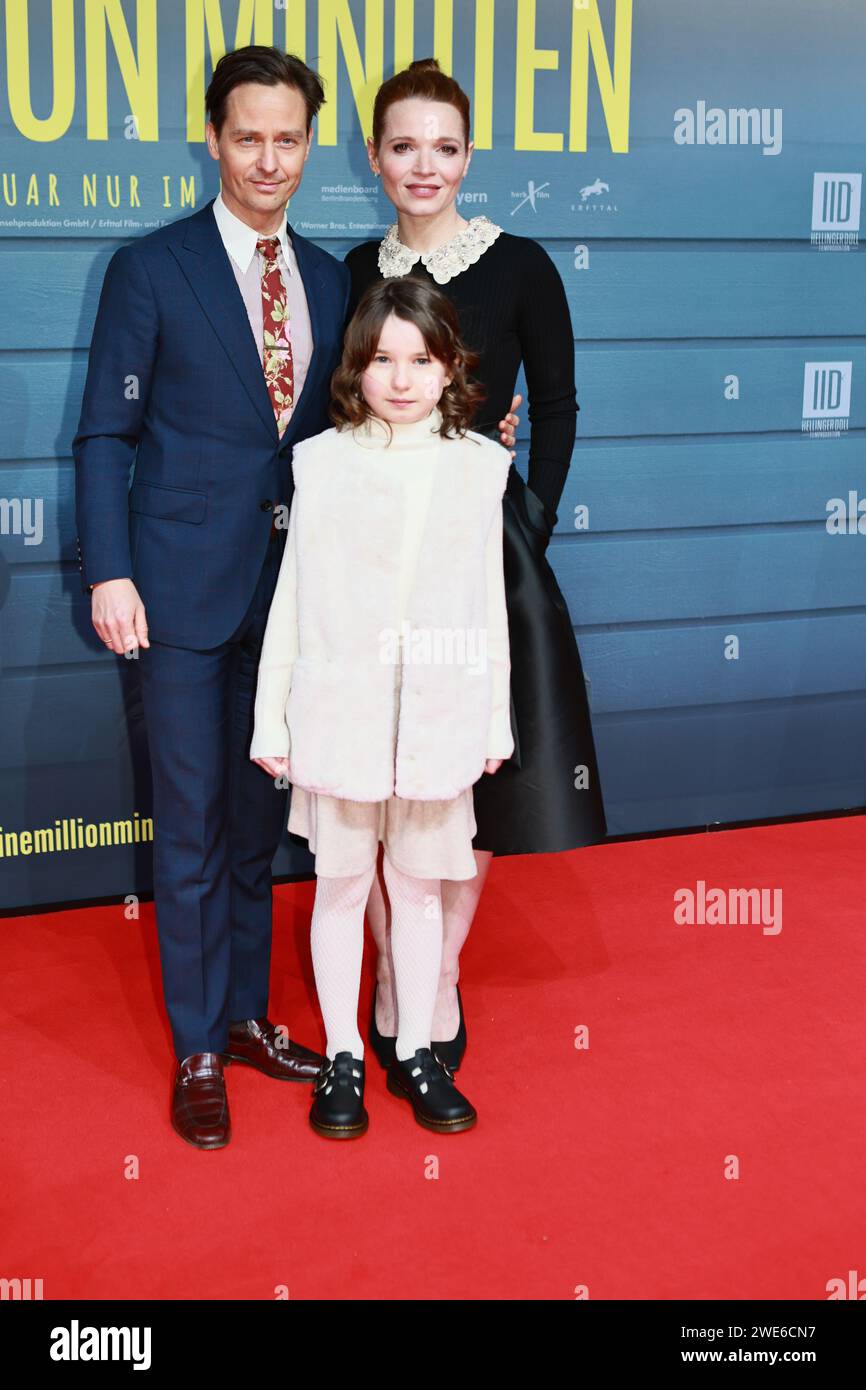 23.01.2024, Berlin, Deutschland, (l-r) Tom Schilling, Pola Friedrichs, Karoline Herfurth besucht am 23. Januar 2024 die Weltpremiere „EINE Million MINUTEN“ im Zoo Palast in Berlin. Regie: Christopher Doll Stockfoto