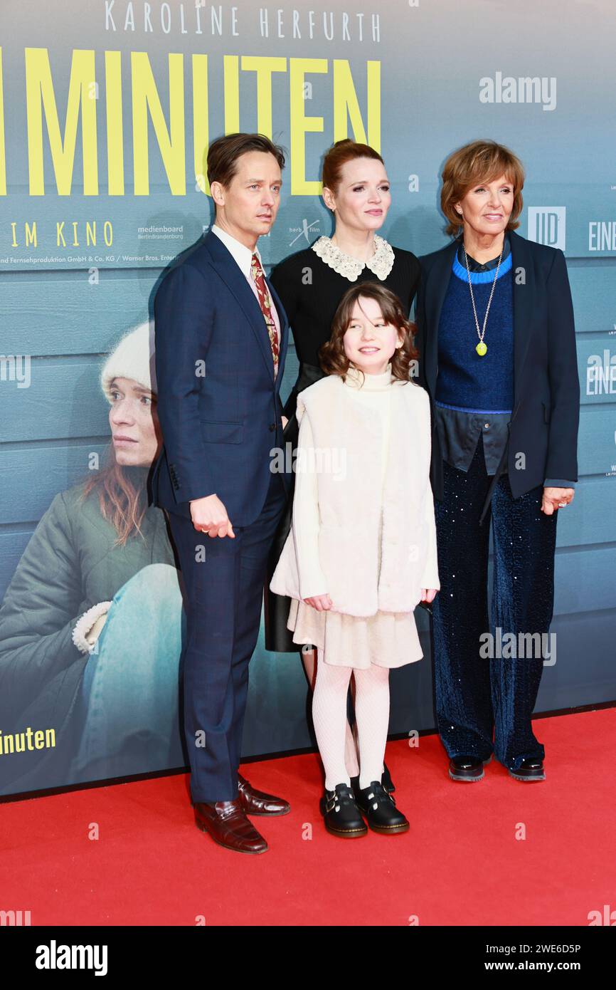 23.01.2024, Berlin, Deutschland,(l-r) Tom Schilling, Pola Friedrichs, Karoline Herfurth, Ulrike Kriener besucht am 23. Januar 2024 die Weltpremiere „EINE Million MINUTEN“ im Zoo Palast in Berlin. Regie: Christopher Doll Stockfoto
