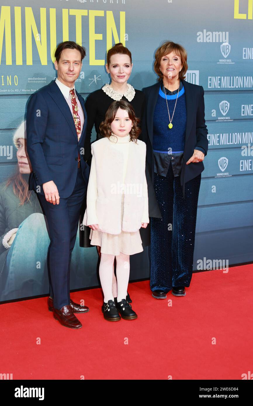 23.01.2024, Berlin, Deutschland,(l-r) Tom Schilling, Pola Friedrichs, Karoline Herfurth, Ulrike Kriener besucht am 23. Januar 2024 die Weltpremiere „EINE Million MINUTEN“ im Zoo Palast in Berlin. Regie: Christopher Doll Stockfoto
