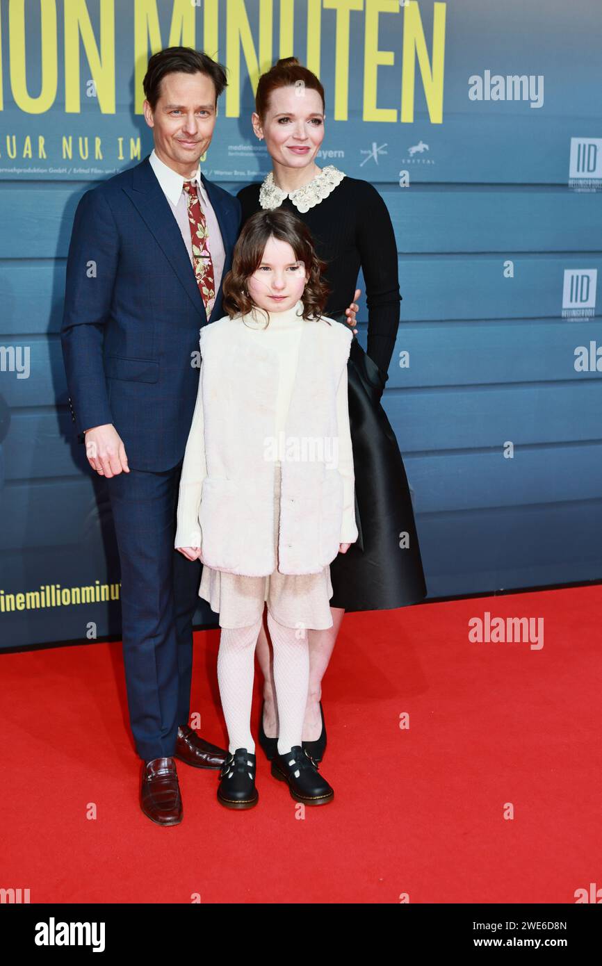 23.01.2024, Berlin, Deutschland, (l-r) Tom Schilling, Pola Friedrichs, Karoline Herfurth besucht am 23. Januar 2024 die Weltpremiere „EINE Million MINUTEN“ im Zoo Palast in Berlin. Regie: Christopher Doll Stockfoto