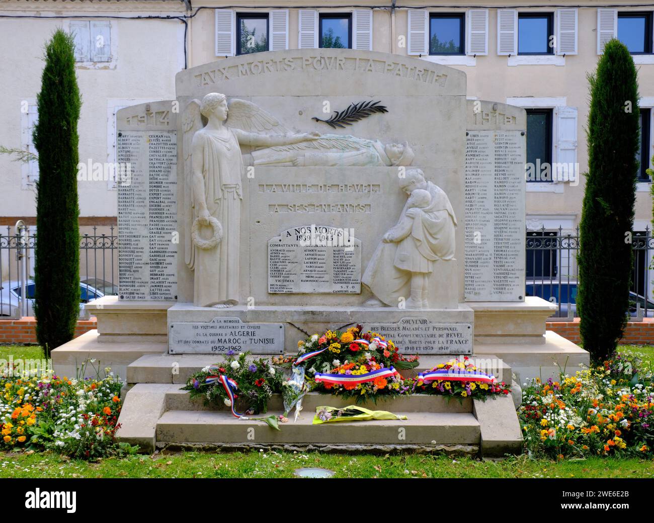 Gedenkstätte für den Zweiten Weltkrieg, mit Blumenkranz, Revel, Frankreich Stockfoto