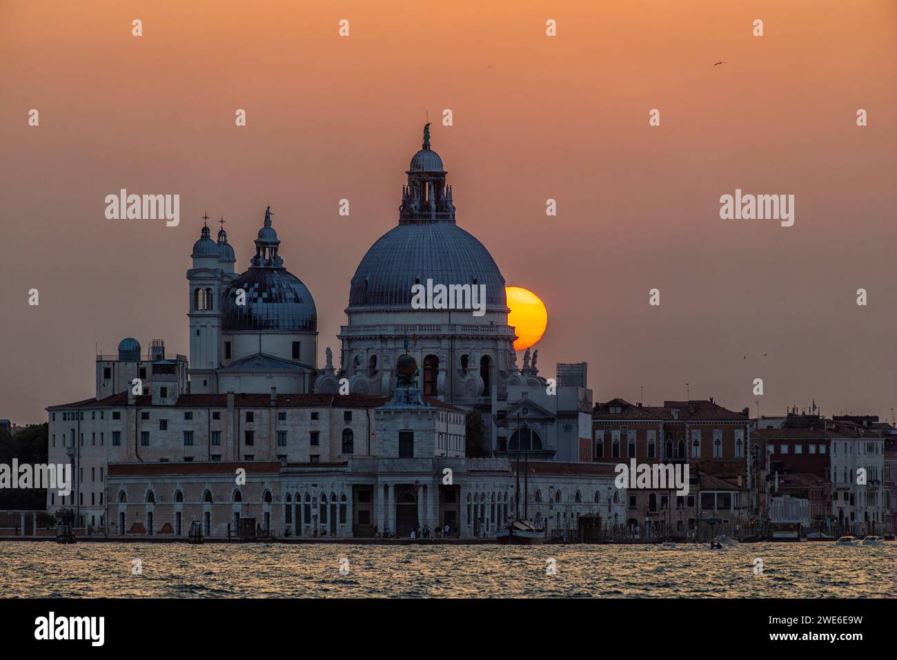 Blick auf die Kuppel von Santa Maria della Salute bei Sonnenuntergang von Riva degli Schiavoni, Venedig, Italien Stockfoto