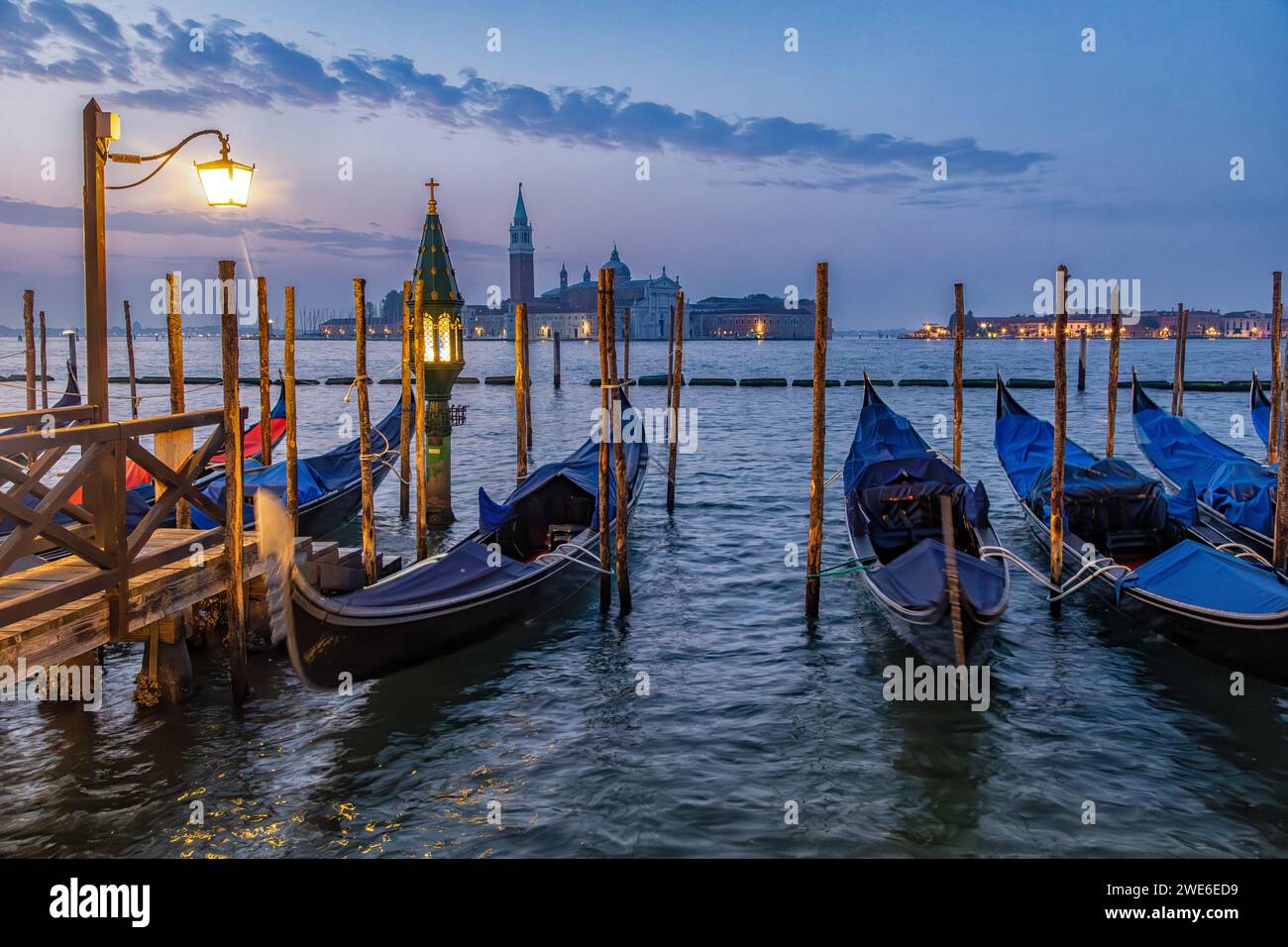 Gondeln schwingen bei Sonnenaufgang in Venedig, Italien Stockfoto